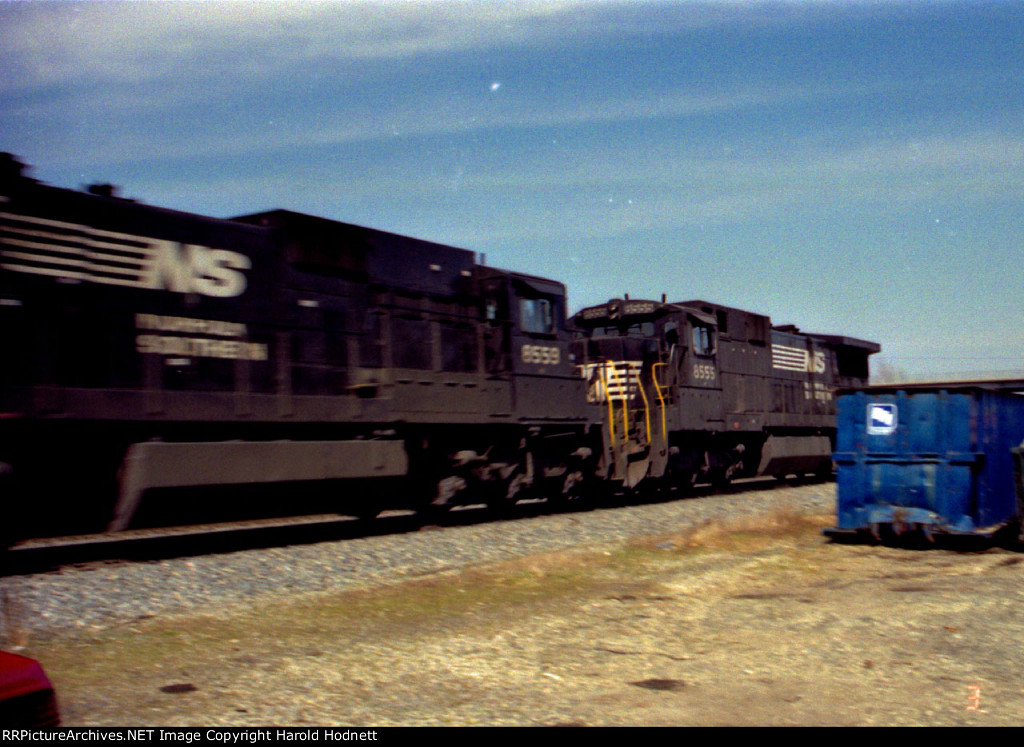 NS 8555 & 8559 lead a train northbound